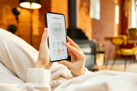 Pani zmienia temperaturę w domu dzięki aplikacji smart home